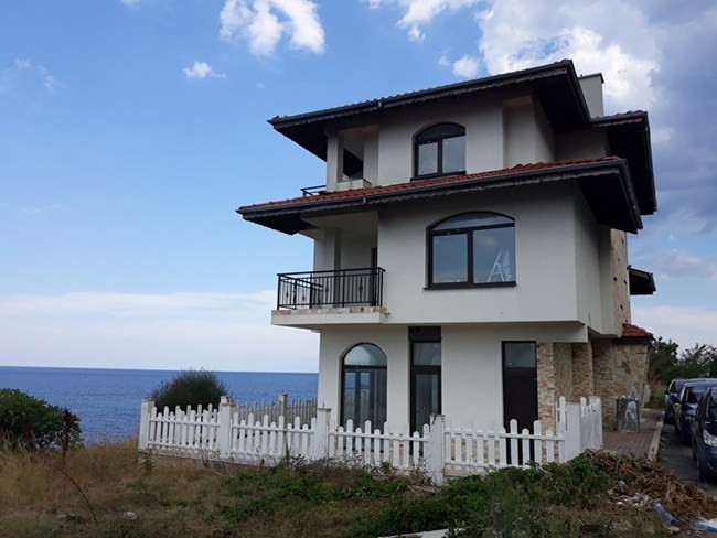 Триетажната къща вече приема гости