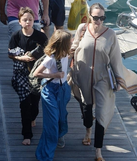 13-годишният син на Анджелина Джоли и Брад Пит тръгна на карате (Вижте колко порасна Нокс – Снимки)