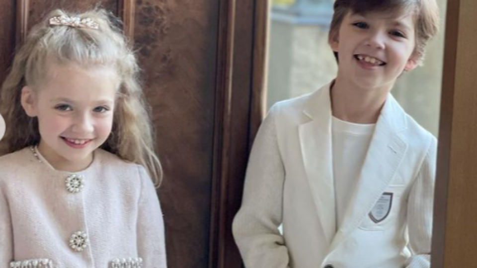 Близнаците на Алла Пугачова станаха на 8 (Вижте порасналите Лиза и Хари – Нови снимки)