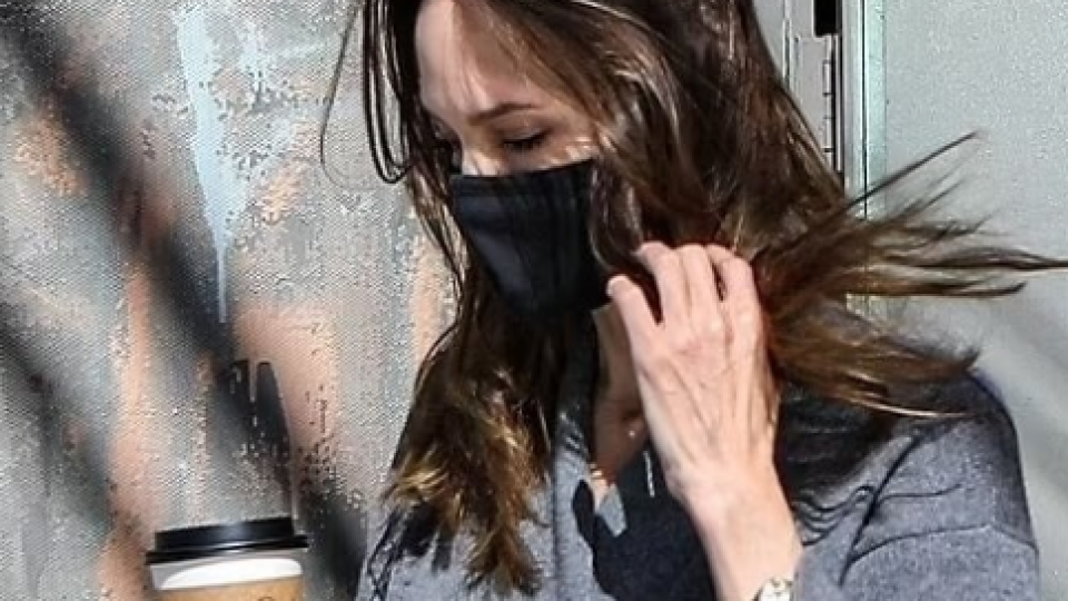 Анджелина Джоли лъсна по домашен халат и обелен лак в Лос Анджелис (Нехае, че е неглиже – Снимки)