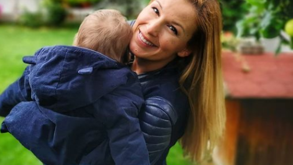 Бременната Николета Маданска показа наедряло коремче (Журналистката ражда през март - Снимка)