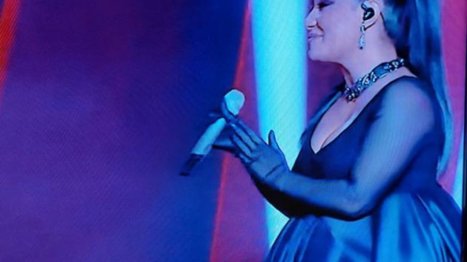 Мария Илиева стана за смях с визия в Гласът на България (Нелепа рокля направи певицата тройна - Снимки)