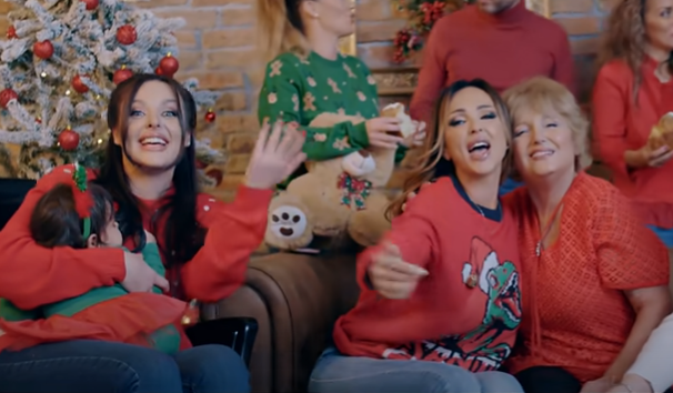 Глория и дъщеря й като Снежанки за Коледа (Внучката на певицата участва в новия им клип – Видео)