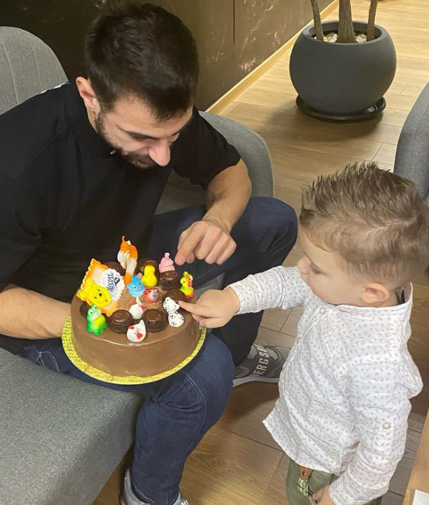 Джулиана Гани не празнува РД на сина си с него (Моделката сама с тортата, Давид с баща си на празника - Снимки) - Снимка 2