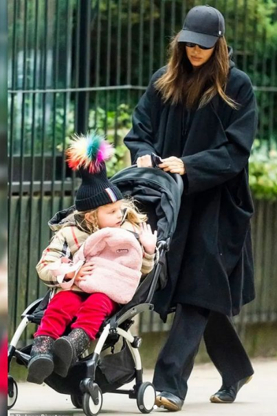 Ужас! Ирина Шейк още вози 4-годишната Леа в бебешка количка (Вижте как се излага) - Снимка 2