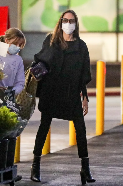 Анджелина Джоли втрещи с по-тънки крака от на Вивиан (Актрисата по-слаба дъщеря си – Снимки)