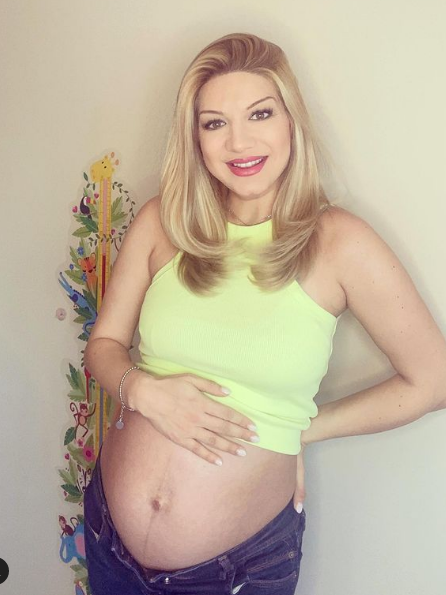 Бременната Йоанна Драгнева се показа дни преди раждането (Вижте певицата в 9-ия месец – Снимки)