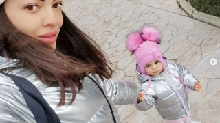 Славея Сиракова се покри на морето след раздялата с бащата на дъщеря си (Щерката на Илиана Раева гледа съвсем сама малката Емили)