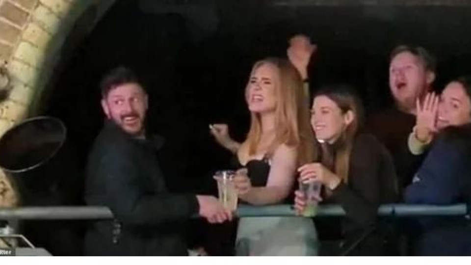 Пияната Адел купонясва по сутиен в нощен клуб в Лондон (Певицата танцува на пилон – Видео)