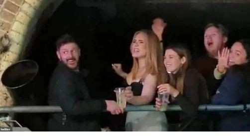Пияната Адел купонясва по сутиен в нощен клуб в Лондон (Певицата танцува на пилон – Видео)