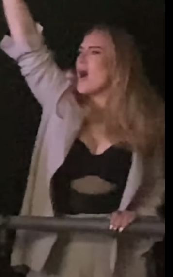 Пияната Адел купонясва по сутиен в нощен клуб в Лондон (Певицата танцува на пилон – Видео) - Снимка 2