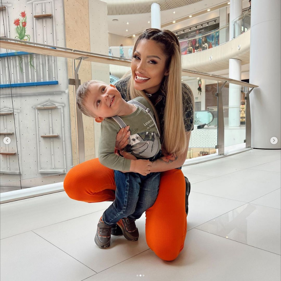 Джулиана Гани се радва на сина си в мола