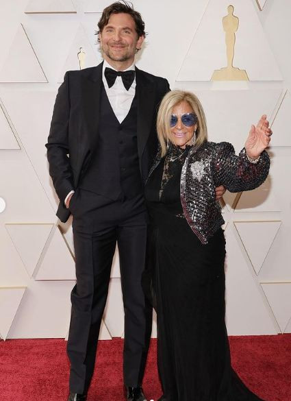 Брадли Купър пак с майка си на Оскарите (Актьорът заряза личния си живот заради Глория Кампано – Снимки) - Снимка 2