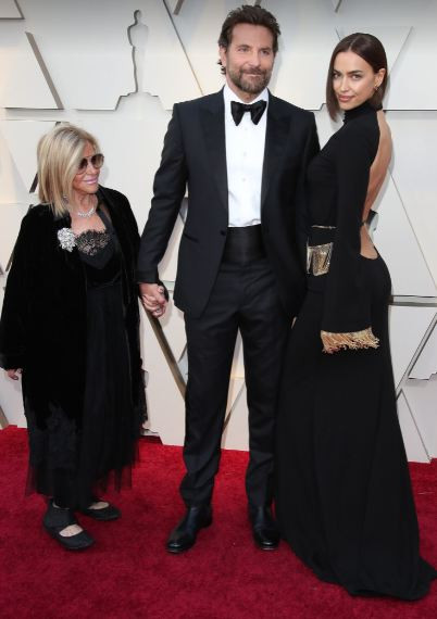 Брадли Купър пак с майка си на Оскарите (Актьорът заряза личния си живот заради Глория Кампано – Снимки) - Снимка 3