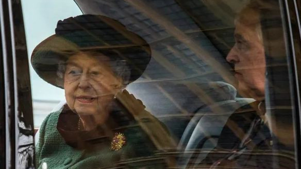 Елизабет II тотално грохна (Кралицата едва си стои на краката на мемориала за Филип - Снимки)