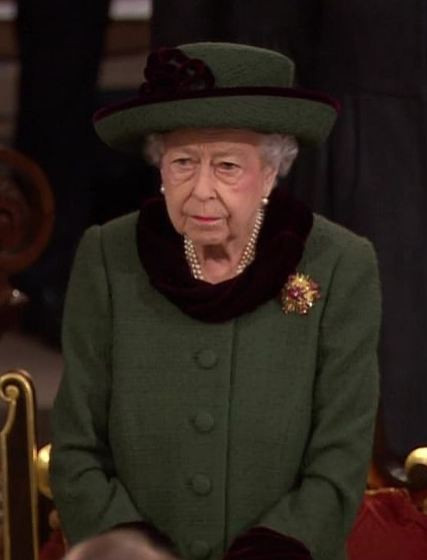 Елизабет II тотално грохна (Кралицата едва си стои на краката на мемориала за Филип - Снимки)