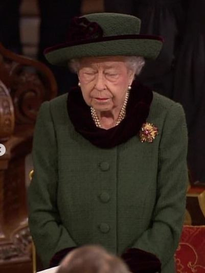 Елизабет II тотално грохна (Кралицата едва си стои на краката на мемориала за Филип - Снимки) - Снимка 2