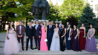 Силвия Зубева остана в миналото! Тази класна предизвика фурор на бала на учениците си (Снимки)