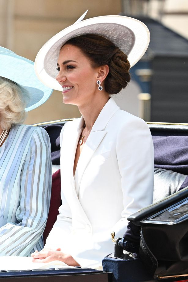 Кейт Мидълтън и Камила пристигнаха заедно за юбилея на Елизабет II (Меган Маркъл тотално отсвирена от церемонията – Снимки) - Снимка 2