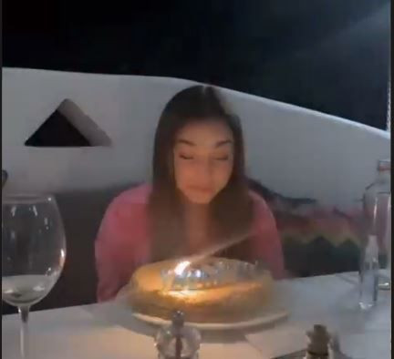 Крисия отпразнува 18-та си година в Гърция (СНИМКИ ОТ РОЖДЕНИЯ ДЕН)
