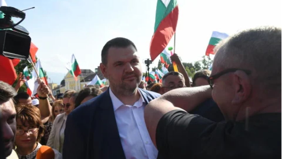 Делян Пеевски на протеста срещу кабинета преди да гласувам ЗА свалянето му (Видео)