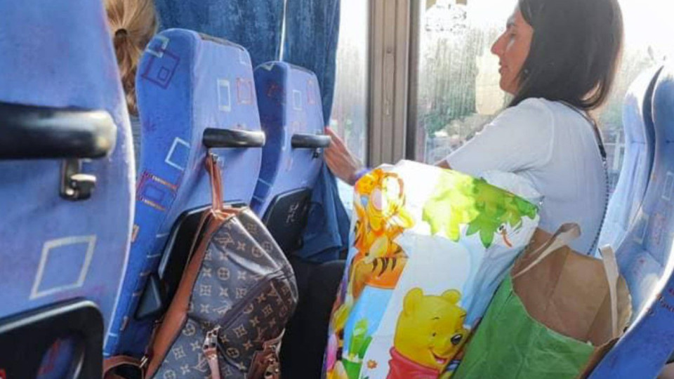 Какъв лукс, какви 5 лева! Нина, пиленцето от Монако, влачи пазарски чанти в рейса (Снимка)
