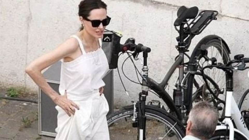 Анджелина Джоли втрещи с кльощаво тяло (Актрисата съвсем се стопи след последните скандали с Брад)￼