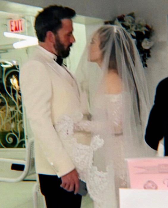 Дженифър Лопес се омъжи за Бен Афлек в рокля от стар филм (Ексклузивни снимки от церемонията) - Снимка 3