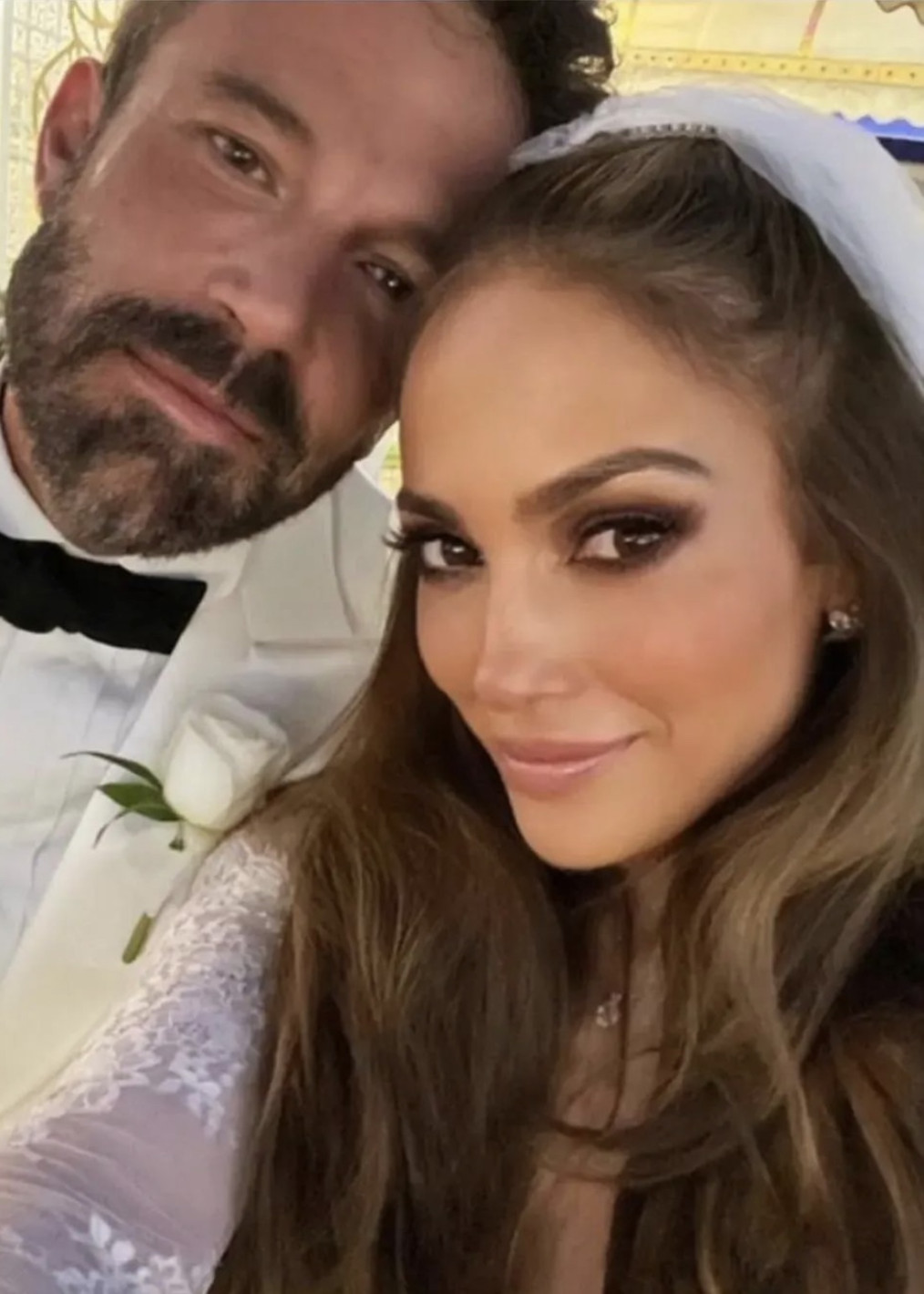 Дженифър Лопес се омъжи за Бен Афлек в рокля от стар филм (Ексклузивни снимки от церемонията) - Снимка 2