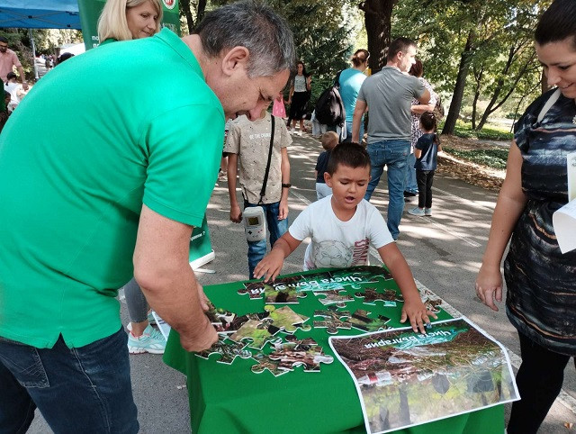 Стотици деца получиха екологичен наръчник и научиха чрез игри как да пазят чиста природата - Снимка 3