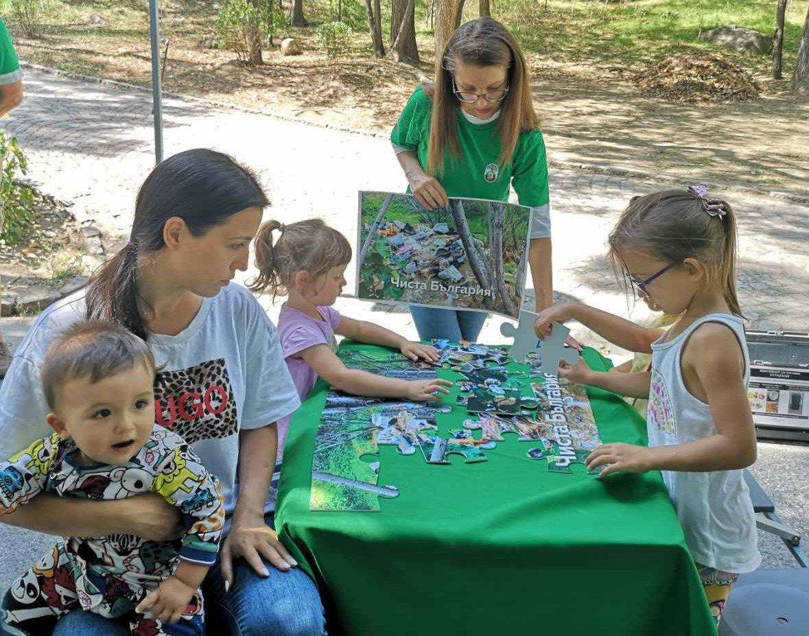 Стотици деца получиха екологичен наръчник и научиха чрез игри как да пазят чиста природата - Снимка 4