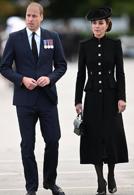 Кейт Мидълтън почете кралицата в строг тоалет (Уелската принцеса носи обеците, подарени й от Елизабет – Снимки)