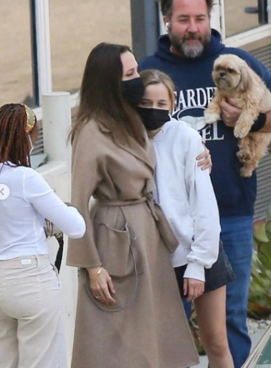 Анджелина Джоли спешно влезе в болница (Всичко за здравословните й проблеми – Снимки) - Снимка 4