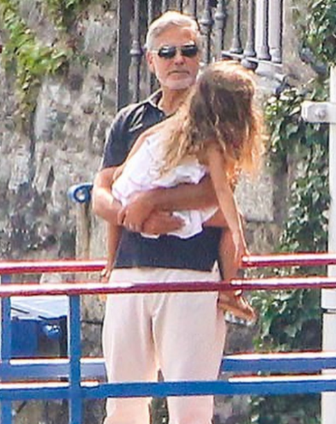 Папарашки удар! Джордж и Амал Клуни с децата на почивка в Италия (Вижте порасналите близнаци –Снимки) - Снимка 2