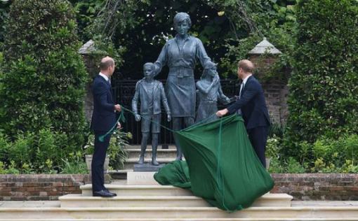 Помирение ли? Уилям и Хари откриха статуята на Даяна (Братята останаха заедно само 6 минути) - Снимка 2