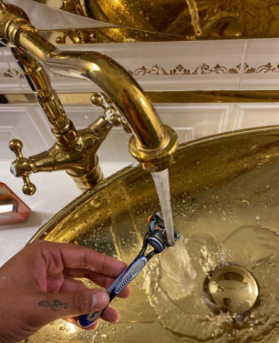 Фики Стораро показа златната си баня (Вижте в какъв кич тъне фолкаджията – Снимки) - Снимка 2