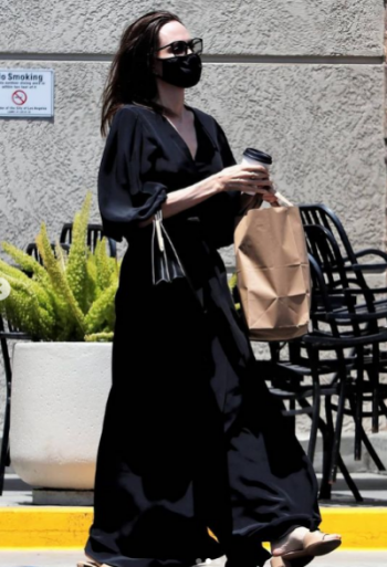 Дженифър Анистън засенчи Джоли с тоалет (Бившите на Брад се конкурират с черни рокли – Снимки) - Снимка 3