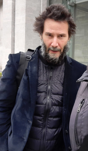Киану Рийвс лъсна разрошен и брадат (Актьорът шашна с вид на клошар – Снимки) - Снимка 2