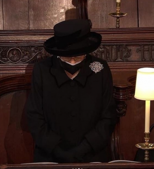 Сломената от мъка Елизабет II в тежка депресия на погребението (Кралицата едва стои на крака – Снимки) - Снимка 3
