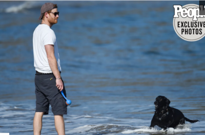 Принц Хари се забавлява с кучето на плажа (Херцогът по-свободен и щастлив от всякога – Снимки) - Снимка 4