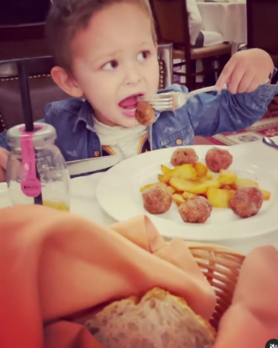 Антония Петрова стана за смях с превземки (Кара 2-годишния Бест да яде кюфтета с нож и вилица) - Снимка 2