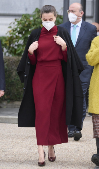 Кралица Летисия шашна с рокля с цепка до талията (Вижте какъв убийствен крак показа – Снимки)