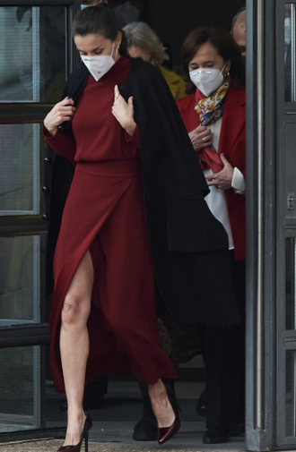 Кралица Летисия шашна с рокля с цепка до талията (Вижте какъв убийствен крак показа – Снимки) - Снимка 2