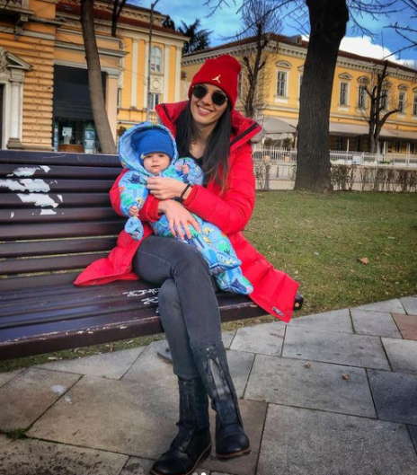 Без задръжки! Луиза Григорова кърми бебето в парка (Звездата сама се похвали + нови снимки с Бран) - Снимка 2