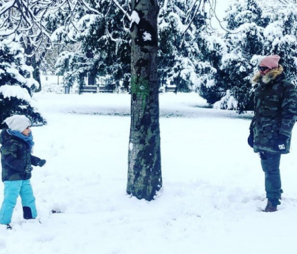 Бременната Радина Кърджилова посрещна зимата семейно (Вижте как се радва на снега с Деян и сина си – Снимки) - Снимка 3