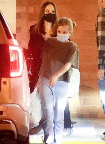 Глезла ли? Щерката на Анджелина Джоли мъкне торби с покупки вместо майка си (Вижте колко порасна Вивиан – Снимки) - Снимка 2