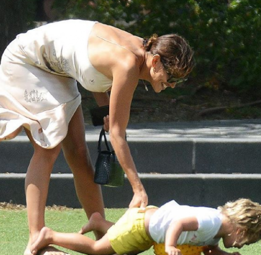 Ирина Шейк флиртува с новия си пред детето в парка (Вижте как мъсти на Брадли за аферата с Дженифър - Снимки) - Снимка 5
