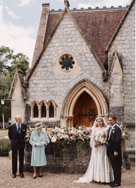 Принцеса Беатрис се омъжи със сватбената тиара на Елизабет II (Ексклузивни снимки от кралската сватба) - Снимка 2