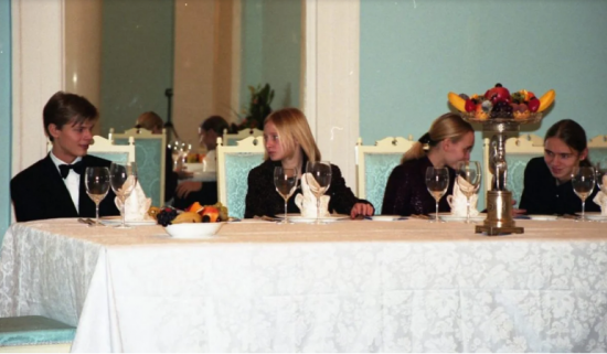 За първи път! Вижте дъщерите на Владимир Путин като тийнейджърки (Екслузивни снимки, как се забавляват в Кремъл) - Снимка 2