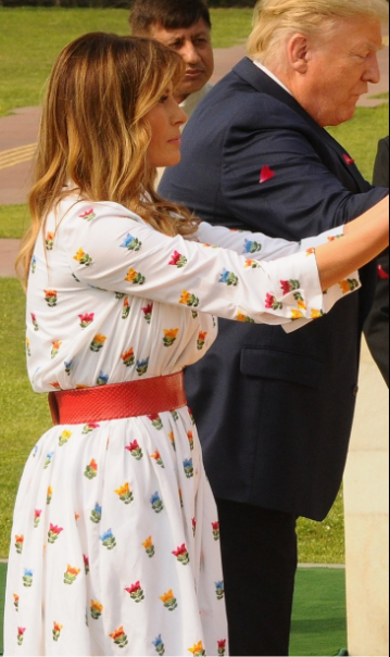 Мелания Тръмп показа наедряло коремче (Президентшата с нелеп моден гаф – Снимки) - Снимка 2